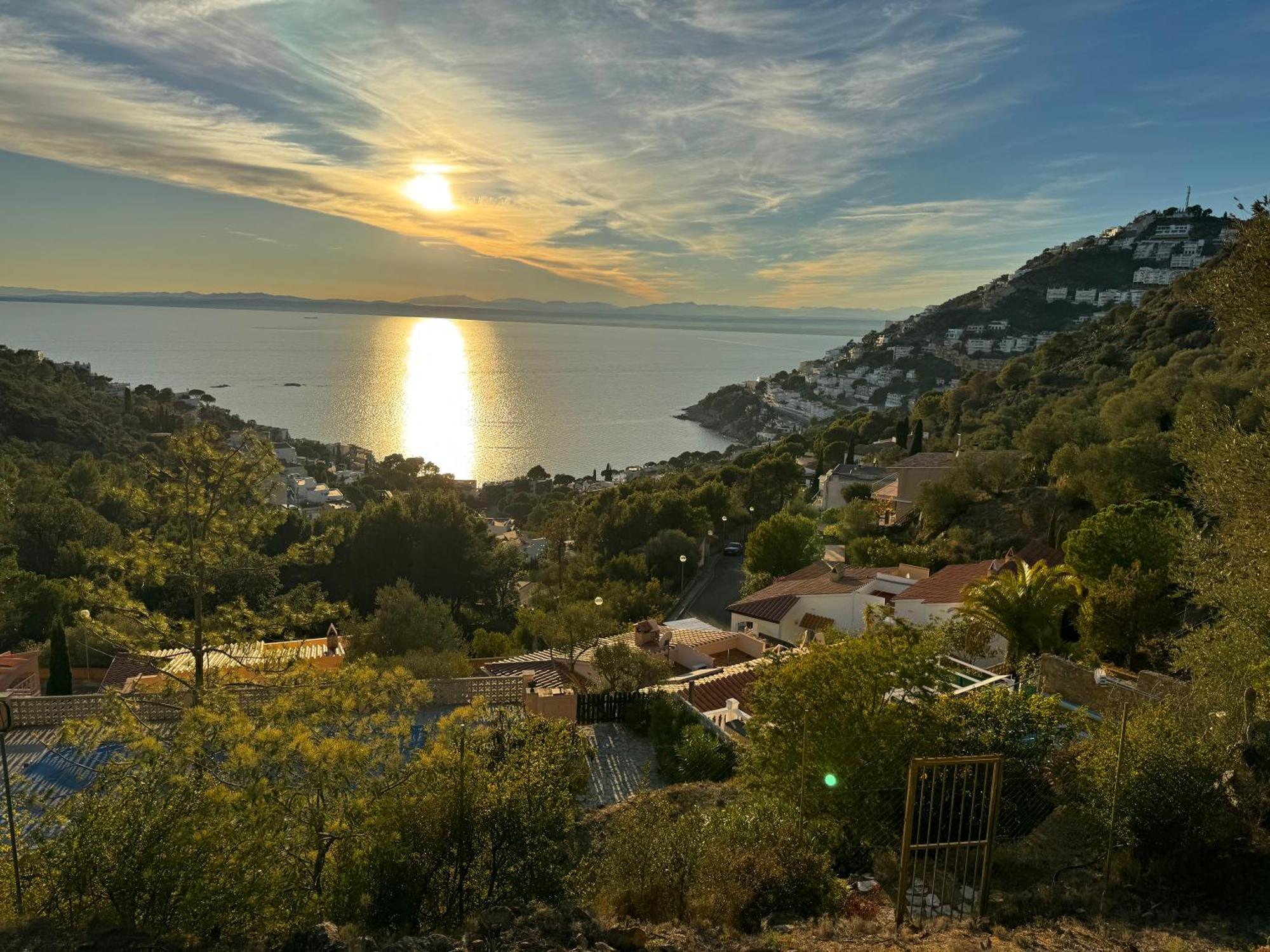 Avec Piscine Et Magnifique Vue * Roses